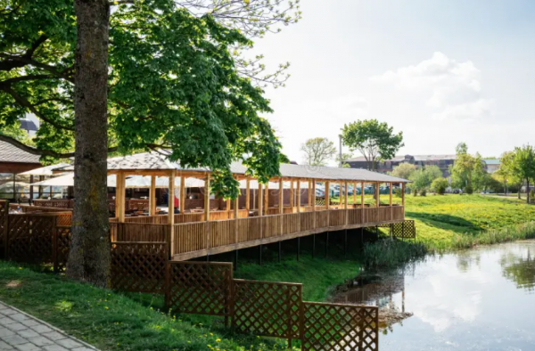 Cafe dengan teras kayu dan pemandangan danau